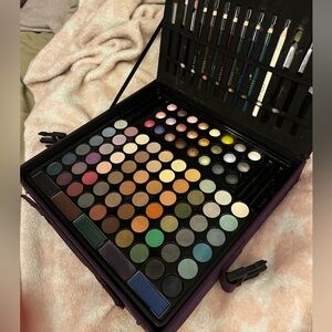 ULTA ultímate rainbow shimmer and matte artistry palette